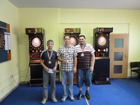 Trojica najlepších - zľava tretí Milan Mateček, víťaz Tibor Praštiak a druhý Peter Hrdlička.